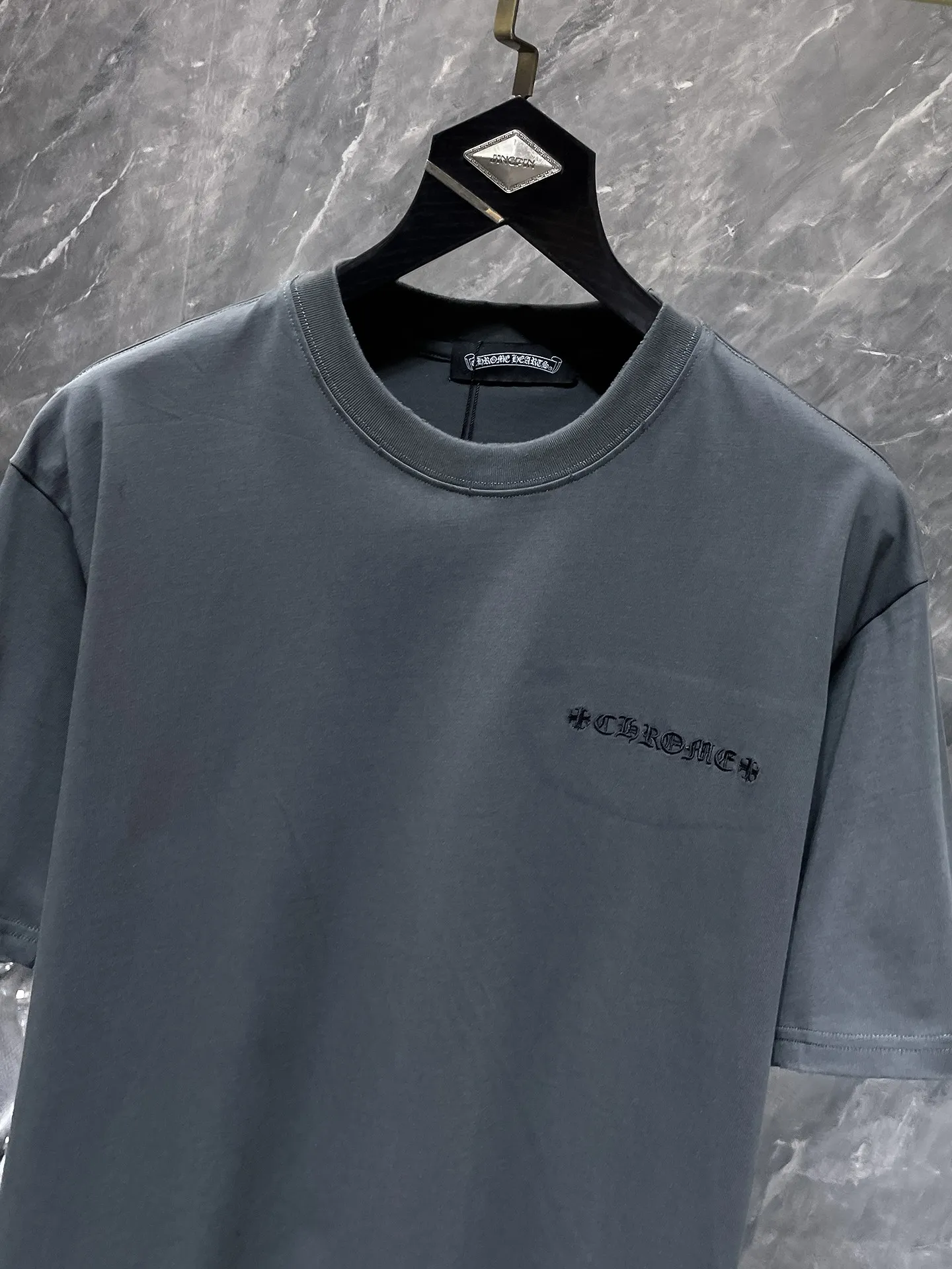 P150 new Chrome Hearts 25ss worn model for summer! High-weight, environmentally friendly and high-quality top-quality fabric 280g Crow contrast graffiti frayed embroidered short sleeves. Counter synchronization. 1:1 replica version. Recommended colors: black, white, gray. Size: S, M, L, XL